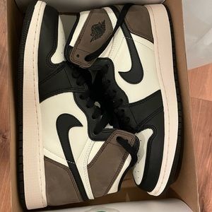 Air Jordan 1 Retro High OG GS “Dark Mocha” 6.5Y (8W)